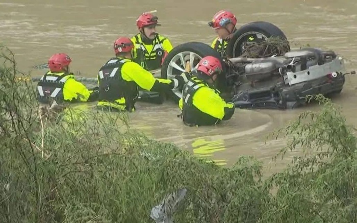 救援人員搶救泡水的汽車。（YouTube@News 4 San Antonio截圖）